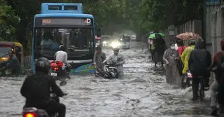নয়া দিল্লিতে ভারী বৃষ্টিতে তৈরি হয়েছে জলাবদ্ধতা, রেড এলার্ট জারি